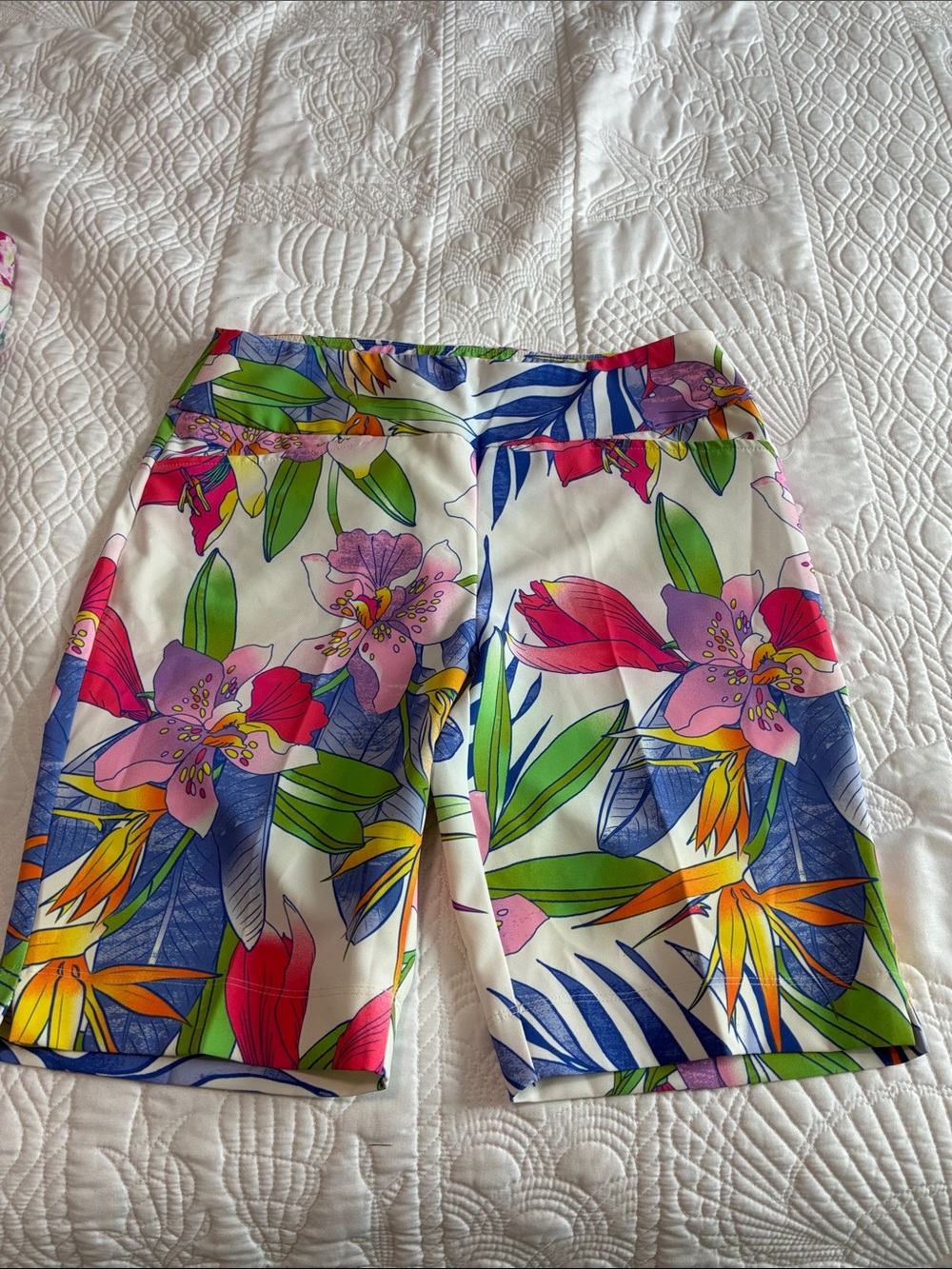 IBKUL Floral Tropical Print Women's Golf Shorts - White with Multicolor Florals